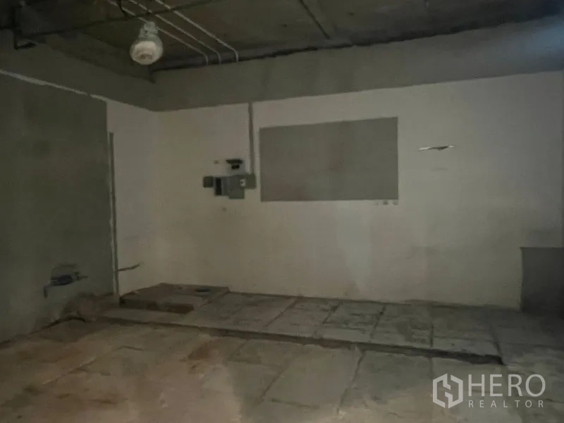 零售空间 出租在Watthana, Bangkok - 毛坯店铺内部，水泥地面与外露天花，预留设备面板，待装修。