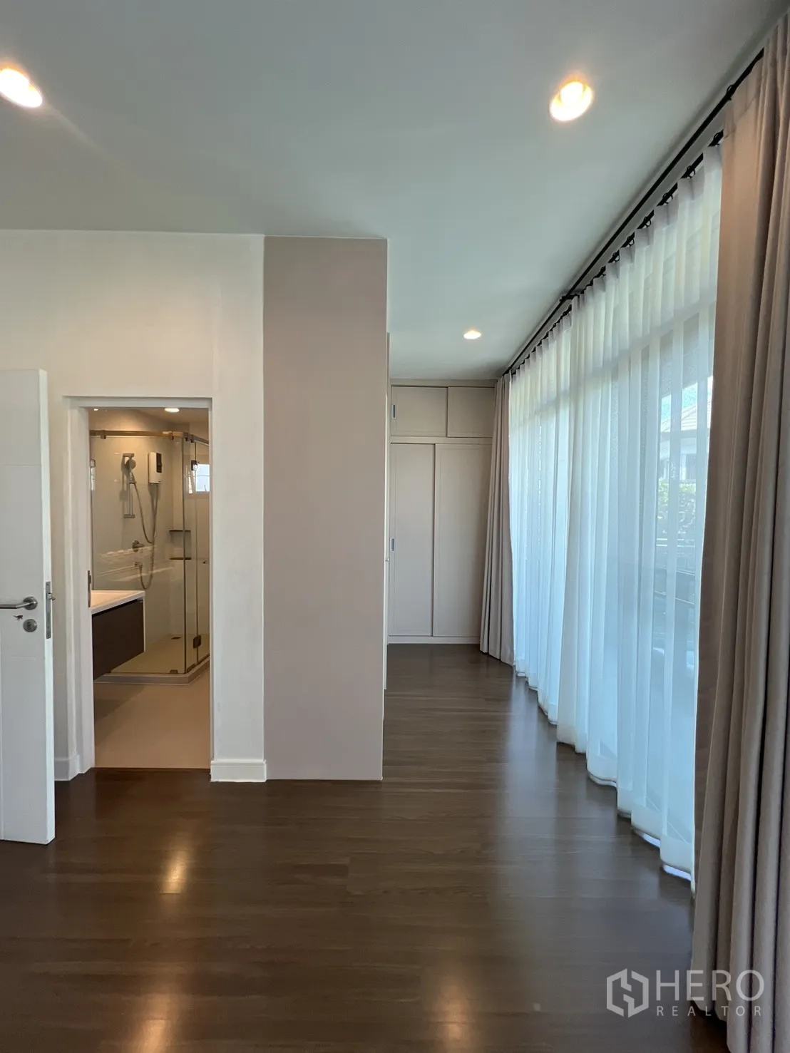 独立式住宅 出售在Bang Kapi, Bangkok - 主卧设大面积窗与阳台门。