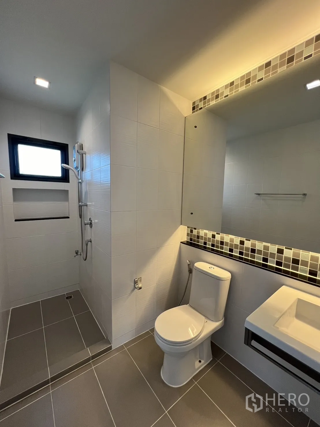 独立式住宅 出租在Bang Kapi, Bangkok - 二层共用卫浴，步入式淋浴与马赛克装饰线条。