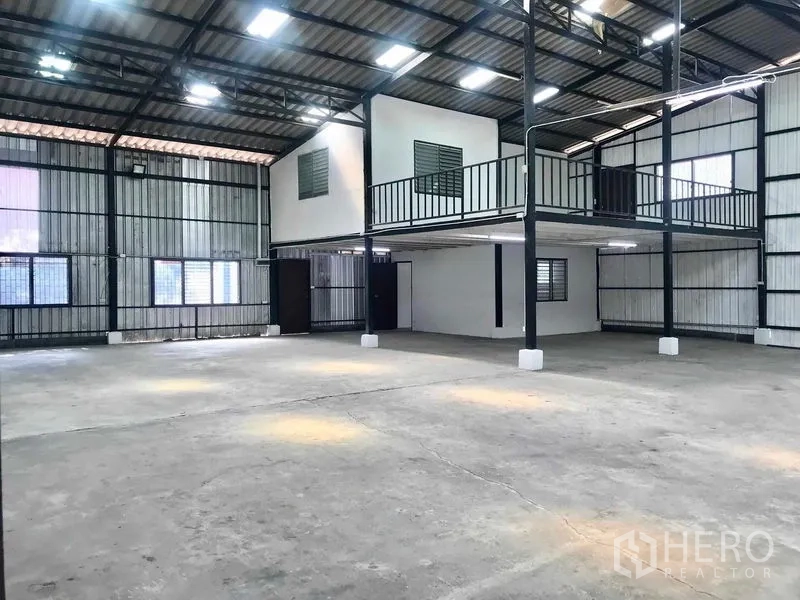 คลังสินค้า ให้เช่าในPathum Thani - พื้นโกดังสว่างด้วยสกายไลท์ หลังคาสูง และสำนักงานชั้นลอย