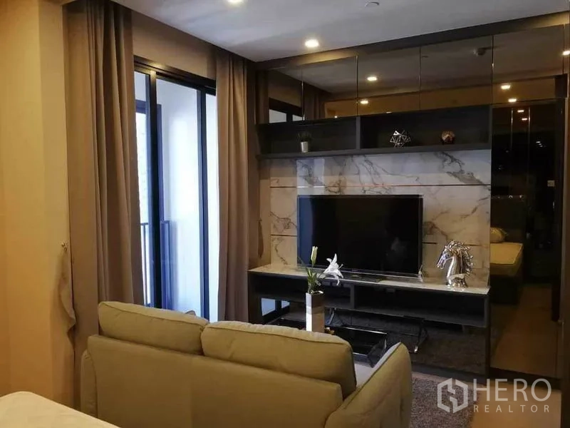 คอนโด ให้เช่าในWatthana, Bangkok - ผนังทีวีสไตล์หินอ่อนสมัยใหม่ อยู่ตรงข้ามโซฟา ใกล้ประตูกระจกสไลด์สู่ระเบียง