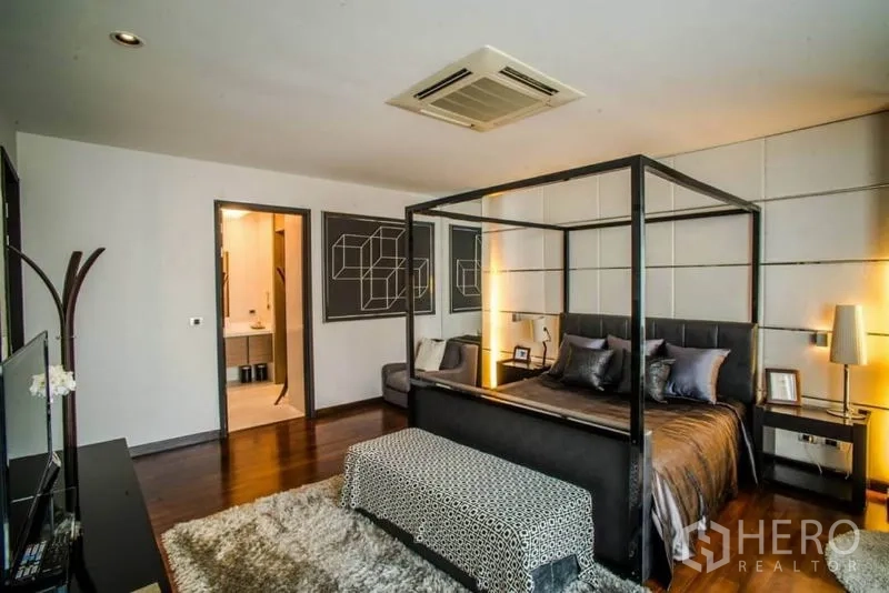 ทาวน์เฮาส์ ให้เช่าหรือขายในWatthana, Bangkok - ห้องนอนใหญ่มุมมองอีกด้าน แสดงเตียงสี่เสาและไฟตกแต่ง