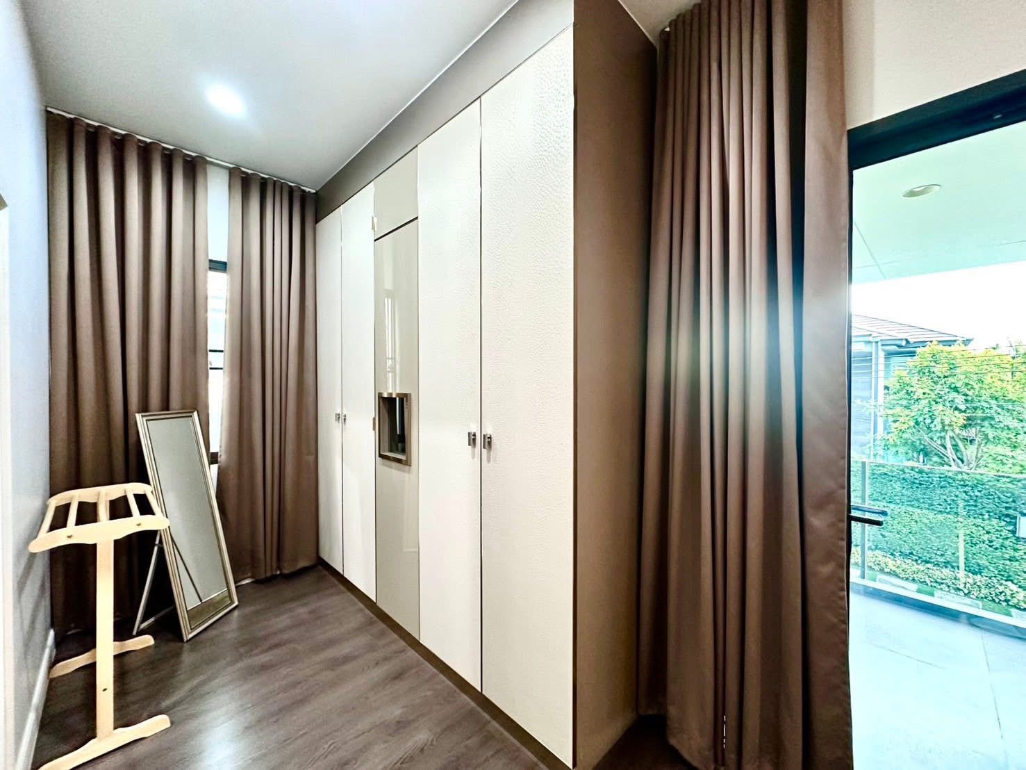 独立式住宅 出租在Bang Kapi, Bangkok - 步入式衣帽间，整墙衣柜，高窗帘与阳台景观。