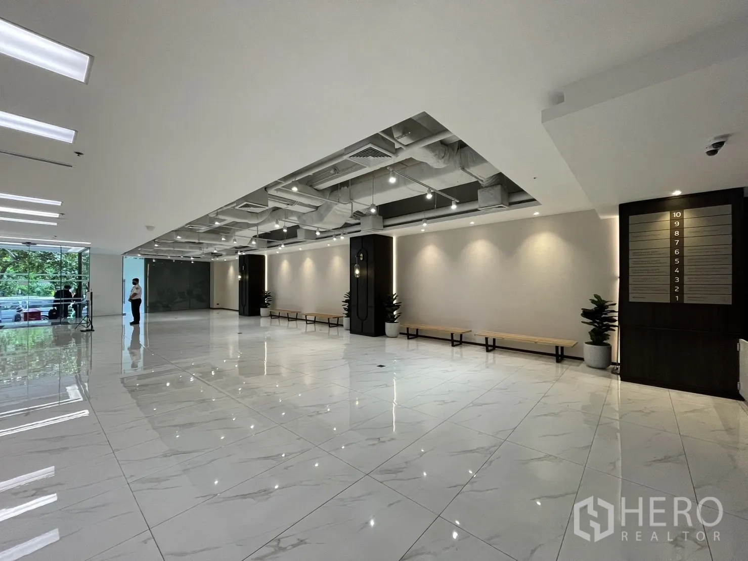 พื้นที่ขายปลีก ให้เช่าในBang Rak, Bangkok - โถงค้าปลีกโล่ง พร้อมที่นั่งและโซนคาเฟ่ ข้างหน้าต่างกระจกสูงเต็มบาน