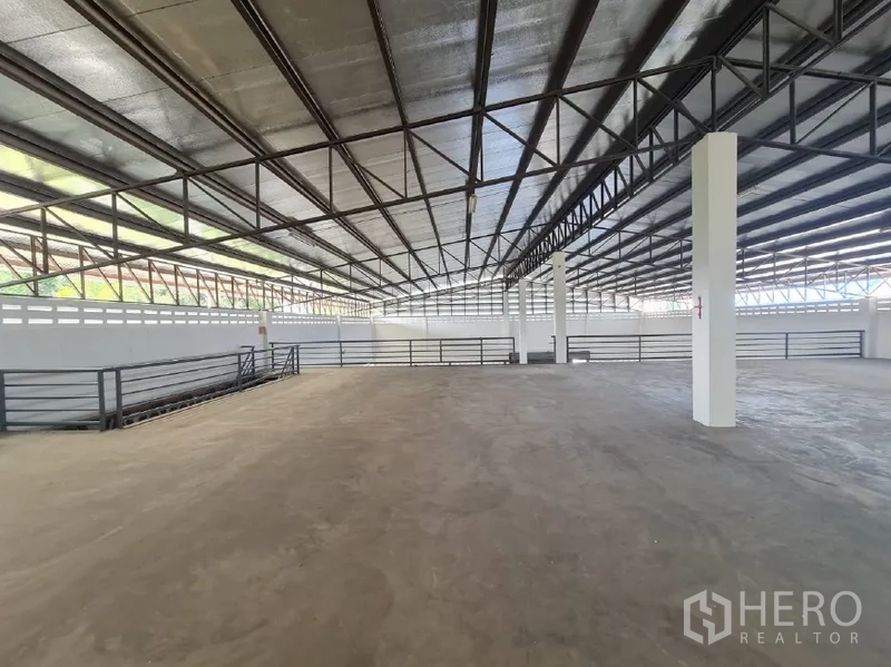 Warehouse for rent in Khlong Toei, Bangkok - Spacious mezzanine floor under an insulated metal roof for extra storage.