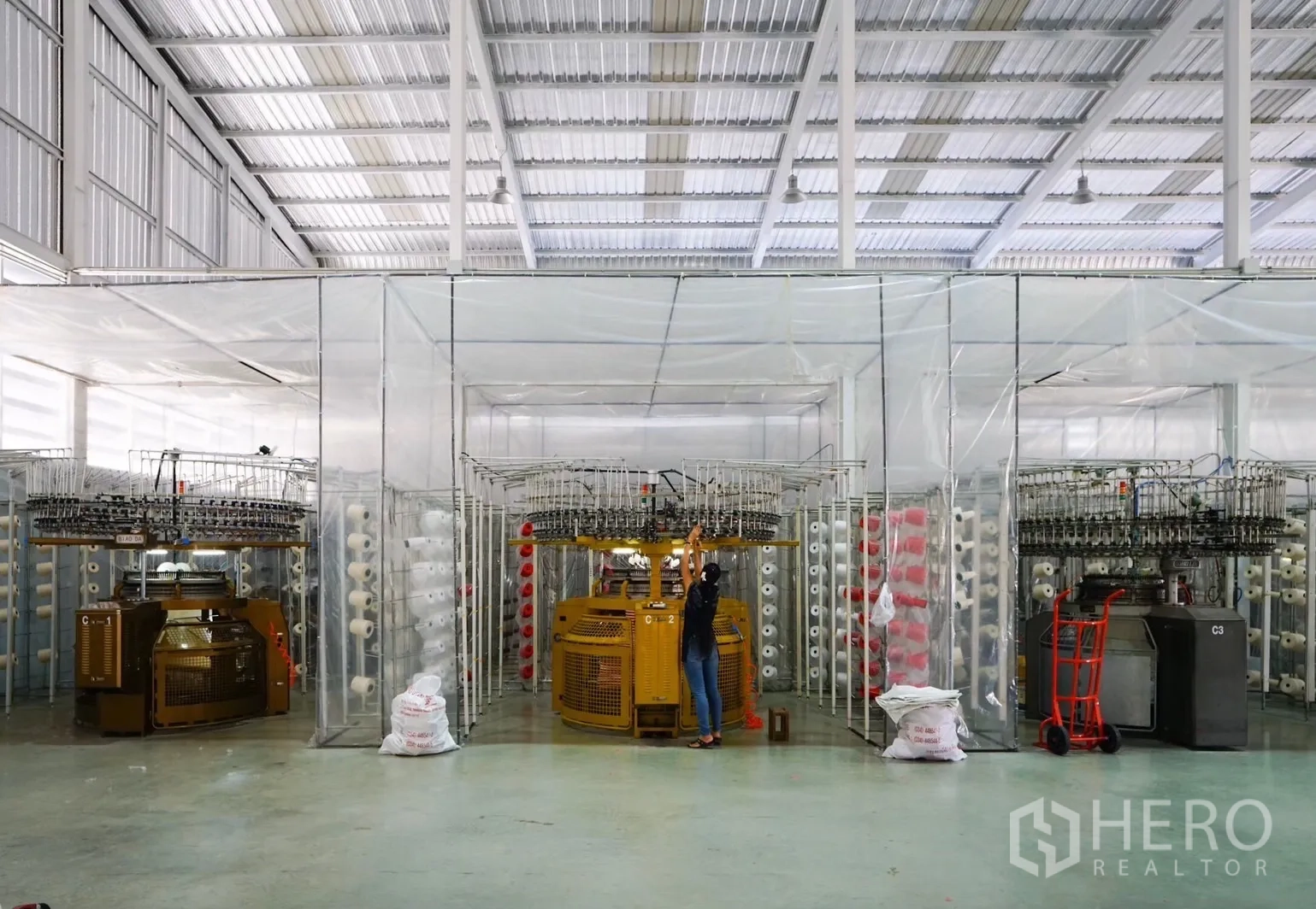 工厂 出售在Krathum Baen, Samut Sakhon - 透明隔断内的圆筒针织机与纱线储架