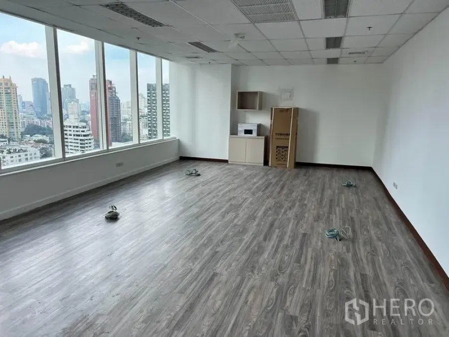สำนักงาน ให้เช่าในWatthana, Bangkok - มุมสำนักงานติดหน้าต่างบานใหญ่ มีตู้แพนทรีขนาดเล็กและวิวเมืองกว้าง