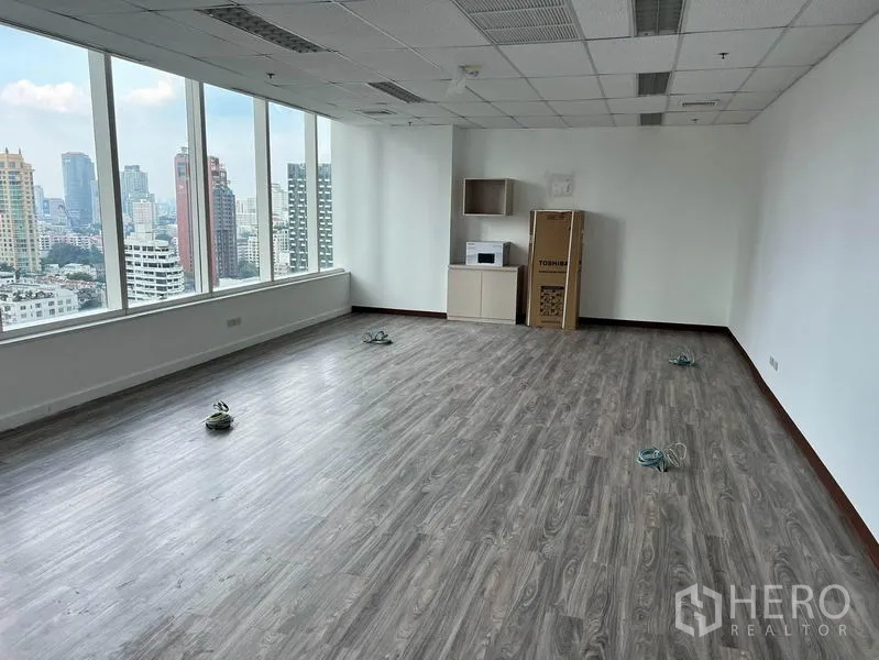 สำนักงาน ให้เช่าในWatthana, Bangkok - มุมสำนักงานติดหน้าต่างบานใหญ่ มีตู้แพนทรีขนาดเล็กและวิวเมืองกว้าง