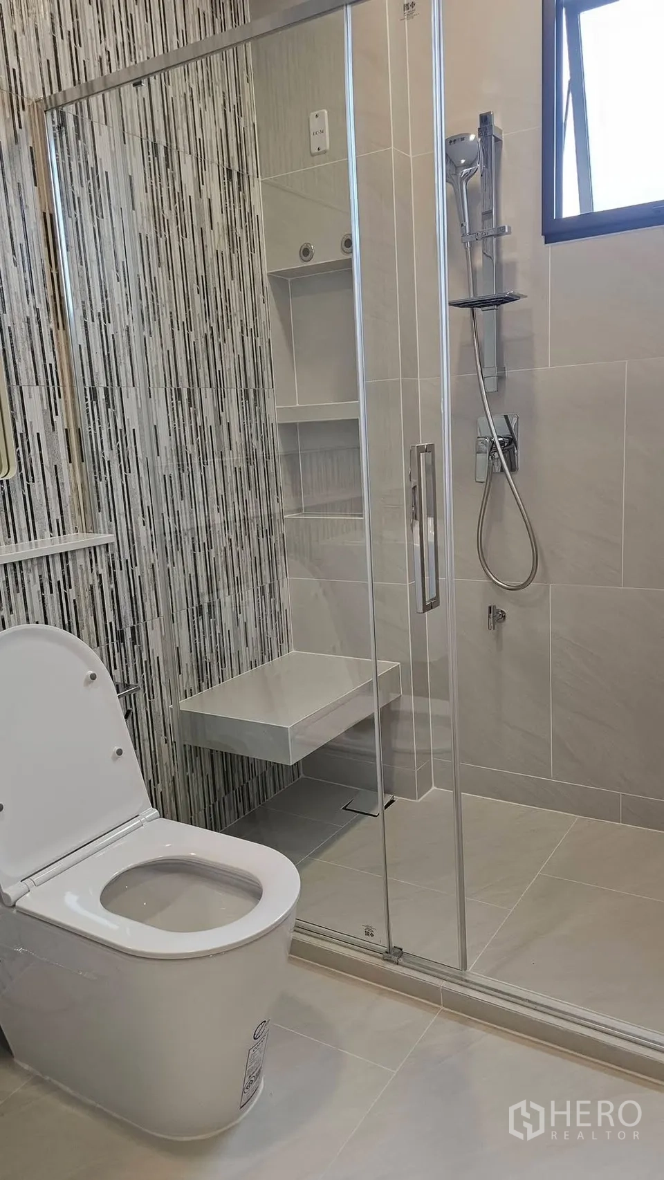 บ้านเดี่ยว for rent in Bang Phli, Samut Prakan - ห้องน้ำสมัยใหม่พร้อมโถสุขภัณฑ์ ฉากกั้นอาบน้ำกระจก และที่นั่งบิลต์อิน.
