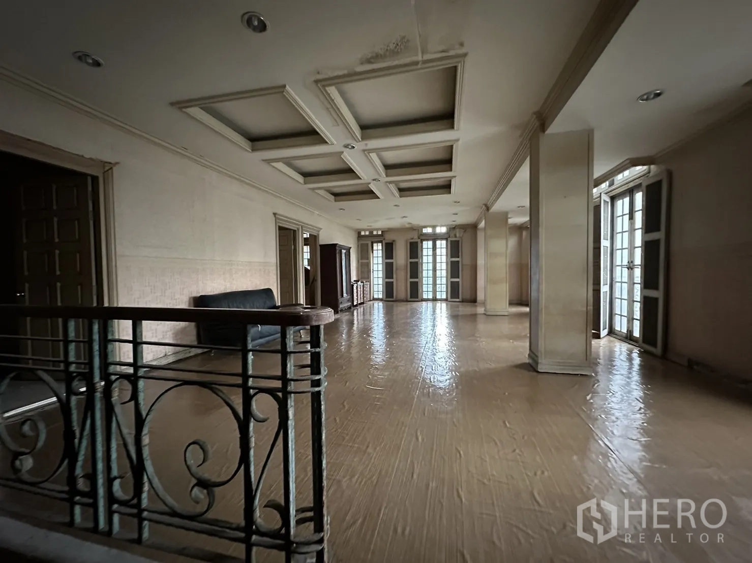 สำนักงานที่บ้าน ให้เช่าในHuai Khwang, Bangkok - โถงชั้นบนเปิดโล่ง ฝ้าเล่นระดับ พื้นไม้ และประตูหลายบาน