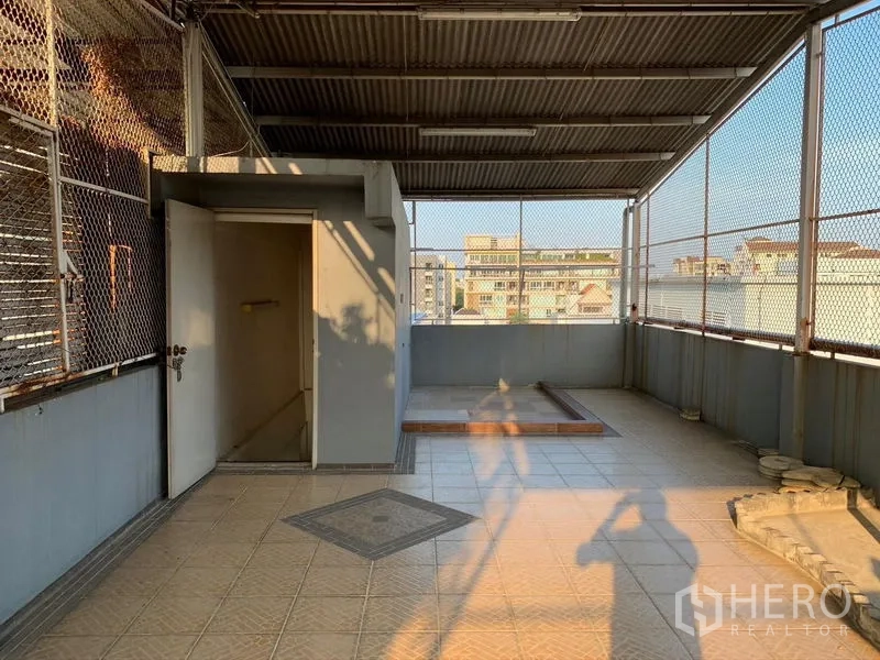 อาคารพาณิชย์ ขายในHuai Khwang, Bangkok - ดาดฟ้าคลุมหลังคาพร้อมตาข่ายล้อม มองเห็นวิวเมือง