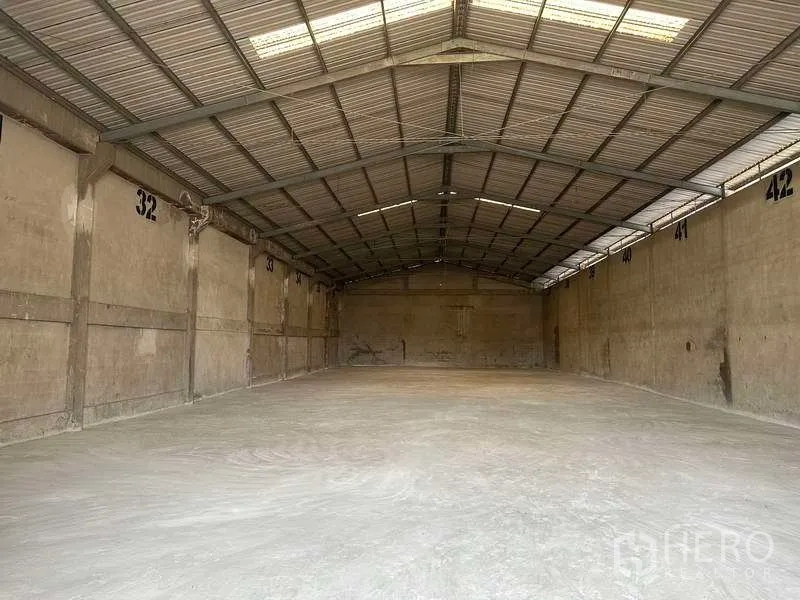 工厂 出租或出售在Bang Phli, Samut Prakan - 空置仓库分区，金属人字顶，天窗与混凝土地面。