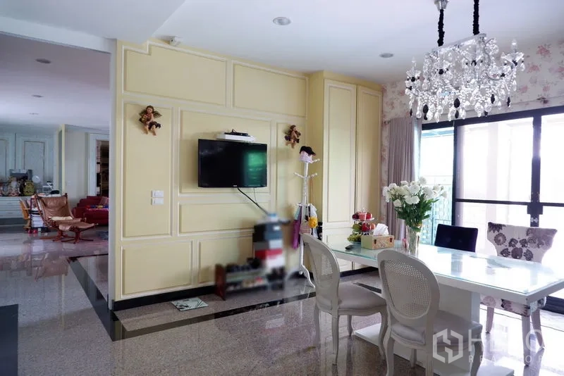 บ้าน ขายในSaphan Sung, Bangkok - พื้นที่ทานอาหารสว่าง พร้อมโคมระย้า ผนังทีวี และประตูกระจกบานเลื่อน