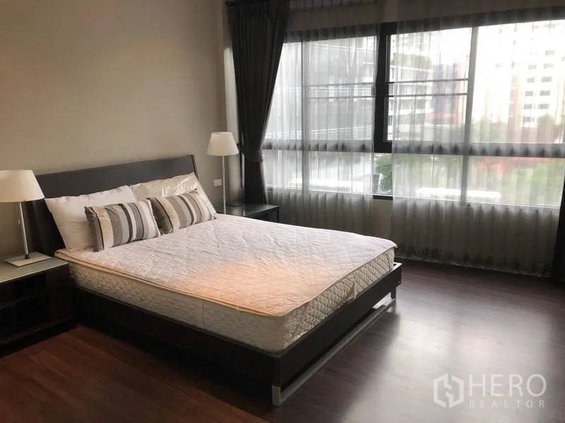 คอนโด ให้เช่าในKhlong Toei, Bangkok - ห้องนอนกว้างพร้อมหน้าต่างบานใหญ่ ผ้าม่านโปร่ง พื้นไม้ และเตียงคู่