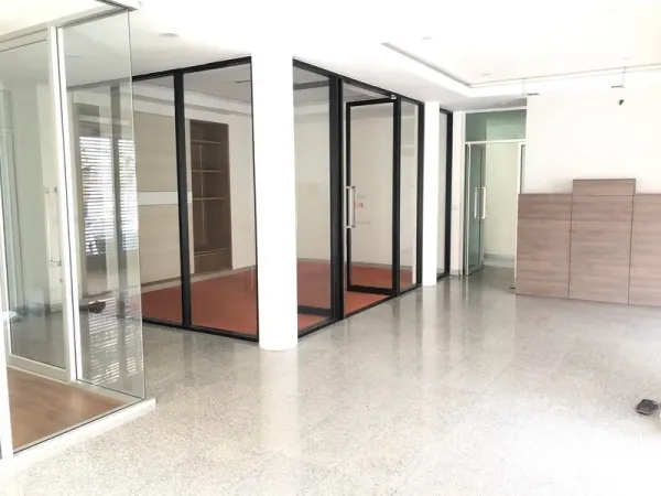 สำนักงานที่บ้าน ให้เช่าในWang Thonglang, Bangkok - โถงชั้นล่างสว่าง พร้อมห้องประชุมกั้นกระจกและพื้นแกรนิตเงา