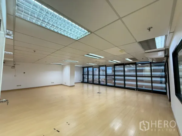 สำนักงาน ให้เช่าในWatthana, Bangkok - มุมทำงานสว่าง ผนังกระจกทั้งแนว รับแสงธรรมชาติและวิวเมือง