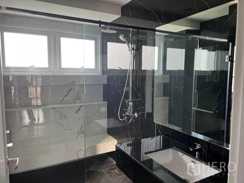 บ้าน ขายในYan Nawa, Bangkok - ห้องน้ำโมเดิร์น โทนหินอ่อนขาวดำ พร้อมห้องอาบน้ำกระจก