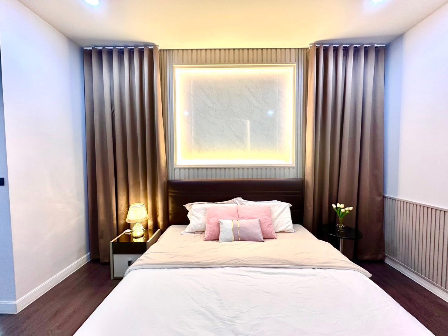 独立式住宅 出租在Bang Kapi, Bangkok - 温馨床头，背光装饰画与双侧窗帘。