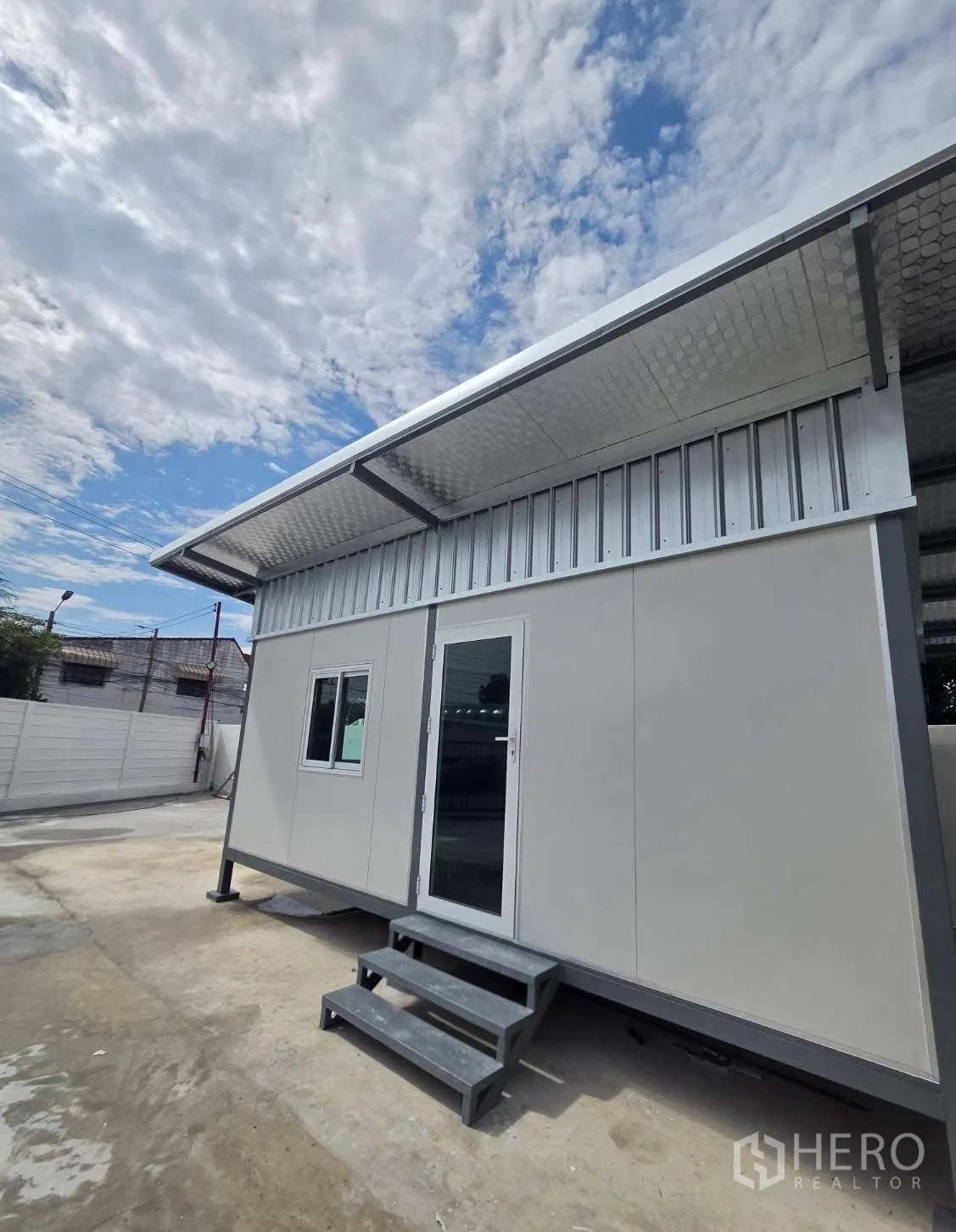 โรงงาน for rent in Mueang Samut Prakan, Samut Prakan - ออฟฟิศสำเร็จรูปยกพื้น มีหน้าต่างและบันได ข้างตัวอาคาร
