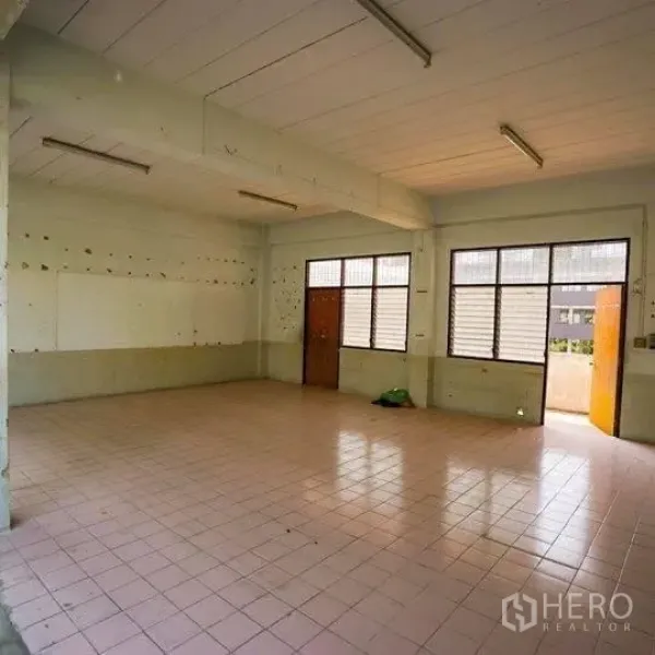 零售空间 出租在Watthana, Bangkok - 未装修的零售室内，瓷砖地、日光灯、窗户与木门，便于二次改造。