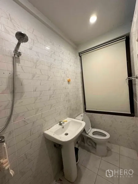 อาคารพาณิชย์ ให้เช่าในChatuchak, Bangkok - ห้องน้ำขนาดกะทัดรัดพร้อมฝักบัว โถสุขภัณฑ์ และอ่างล้างหน้า.