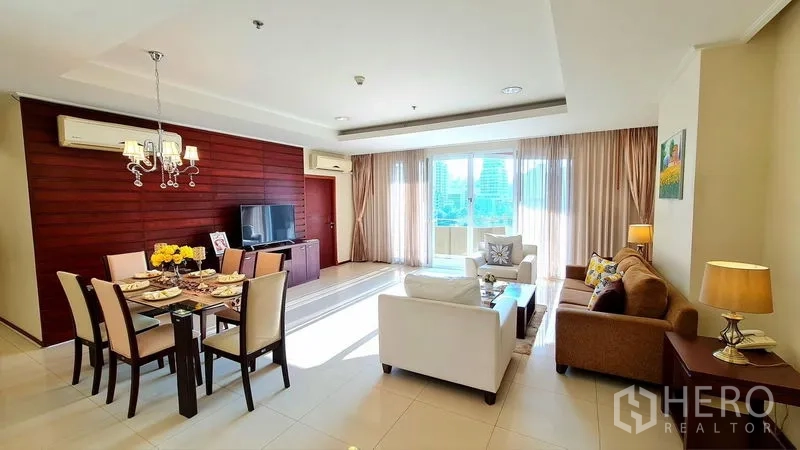 คอนโด ให้เช่าในWatthana, Bangkok - อีกมุมของห้องนั่งเล่นและรับประทานอาหารแบบโอเพ่น พร้อมระเบียงและแสงสว่าง