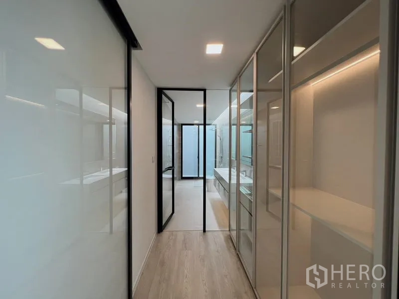 บ้าน ให้เช่าหรือขายในSaphan Sung, Bangkok - โถงวอล์กอินคลอเซตบิวท์อินกระจกเชื่อมไปยังห้องน้ำในตัว