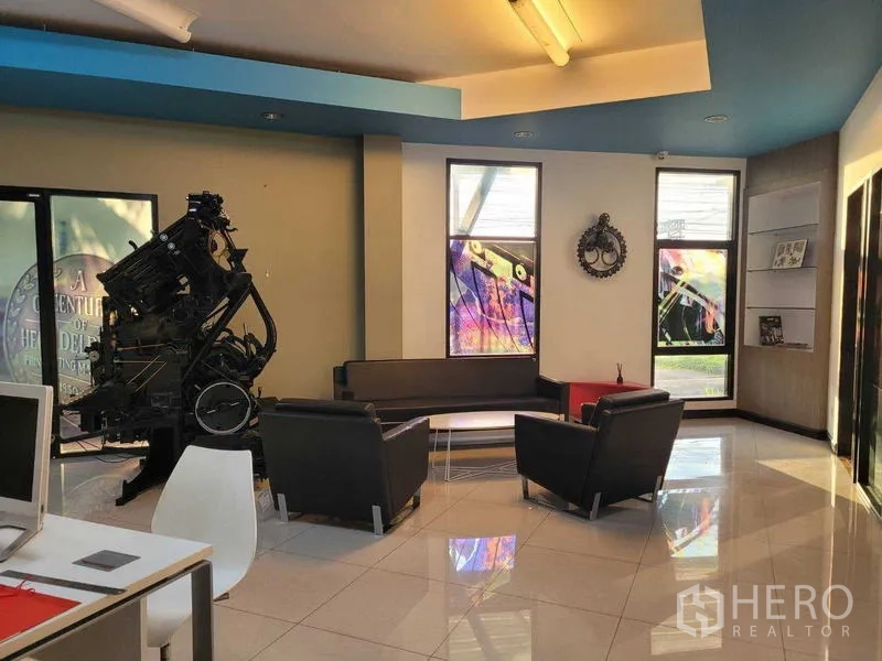 工厂 出售在Saphan Sung, Bangkok - 前台大厅，沙发休息区、亮面地砖与工业陈设。