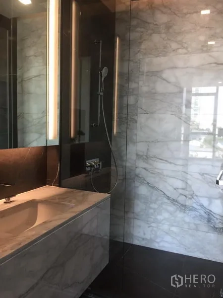 คอนโด ให้เช่าในWatthana, Bangkok - ตู้ shower กระจกล้อมรอบ ผนังหินอ่อน กระจกมีไฟในห้องน้ำระดับพรีเมียม