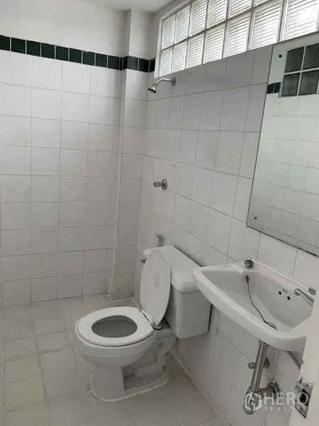 店屋 出租在Bang Na, Bangkok - 第二间瓷砖卫浴，带坐便器、洗手盆和玻璃砖高窗。