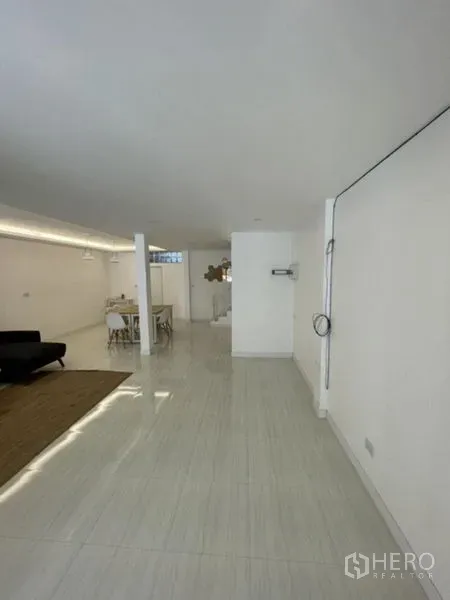 ทาวน์เฮาส์ ให้เช่าในPhra Khanong, Bangkok - พื้นที่ชั้นล่างยาวโปร่ง พื้นกระเบื้องเงา ผนังสีขาว