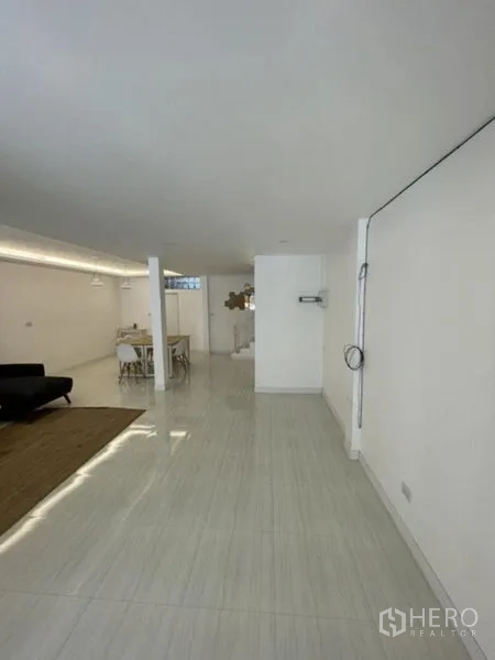 ทาวน์เฮาส์ ให้เช่าในPhra Khanong, Bangkok - พื้นที่ชั้นล่างยาวโปร่ง พื้นกระเบื้องเงา ผนังสีขาว