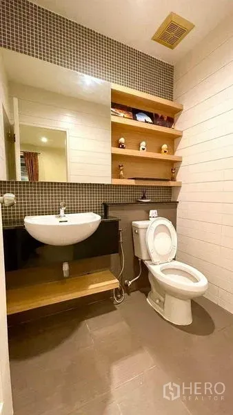 ทาวน์เฮาส์ ให้เช่า - ห้องน้ำแขกกะทัดรัด อ่างล้างหน้าลอย โถสุขภัณฑ์ และชั้นไม้เปิดโล่ง