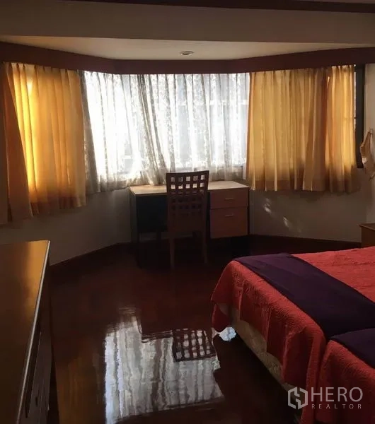 คอนโด ให้เช่าในWatthana, Bangkok - มุมห้องนอนพร้อมหน้าต่างบานกว้าง โต๊ะทำงาน และผ้าม่านสีอุ่นรับแสงธรรมชาติ