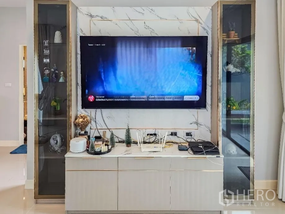 บ้าน ขายในLam Luk Ka, Pathum Thani - ผนังตกแต่งลายหินอ่อนพร้อมตู้บิลท์อินและชั้นโชว์