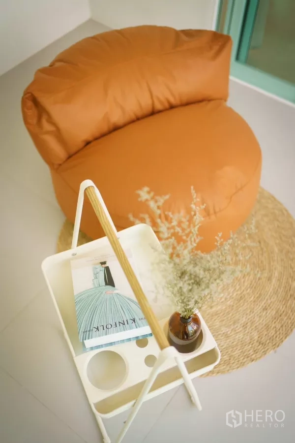 Detached House for rent in Bang Phli, Samut Prakan - Sunroom nook with tan beanbag, small tray table and woven rug.