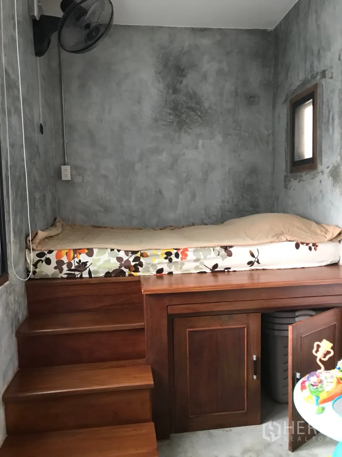 ทาวน์เฮาส์ ขายในSuan Luang, Bangkok - ห้องอเนกประสงค์ เตียงยกพื้นไม้พร้อมตู้เก็บของ