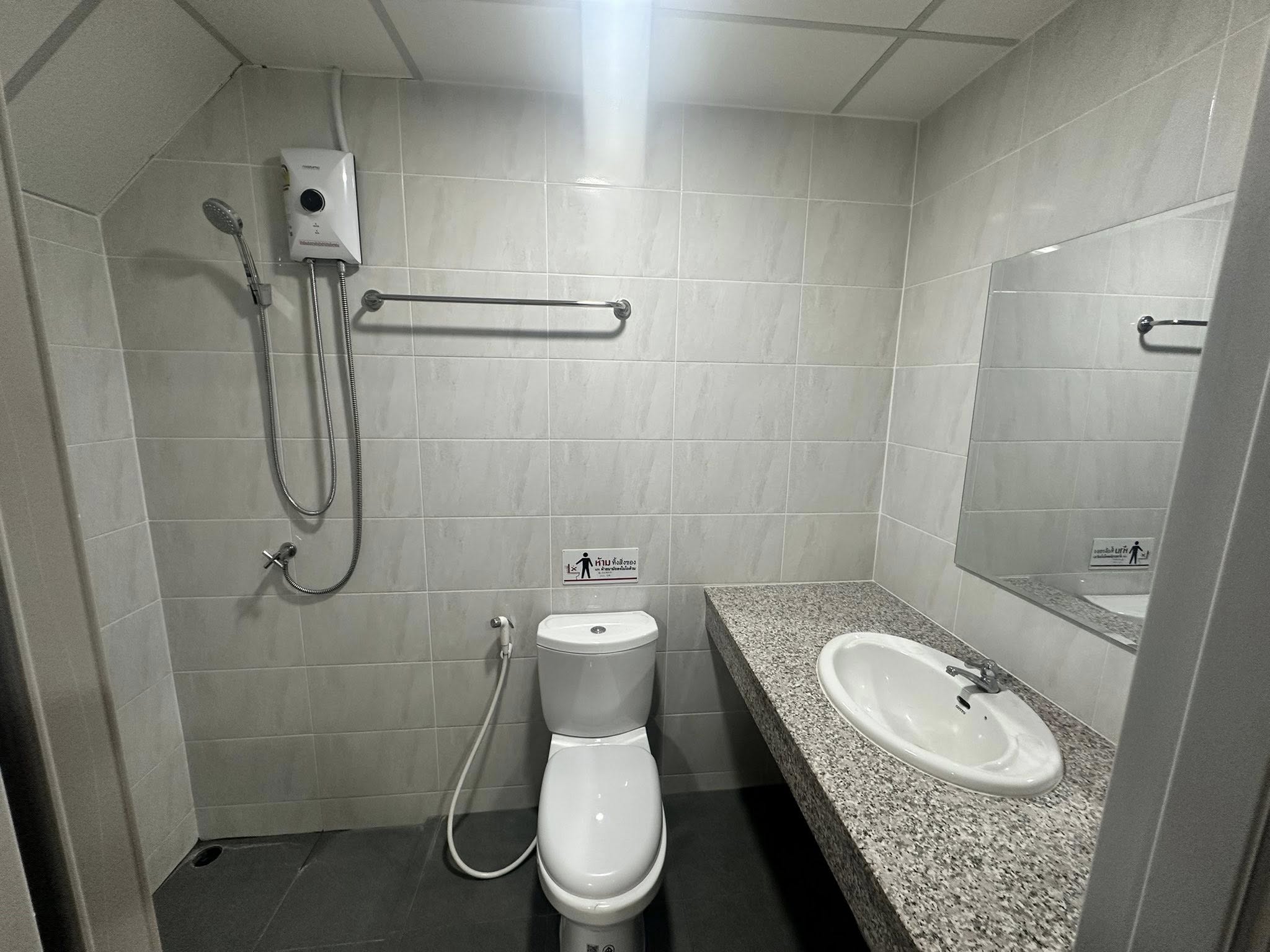 带办公室的家 出租在Wang Thonglang, Bangkok - 整洁卫生间，淋浴花洒、热水器、坐便和长台面。