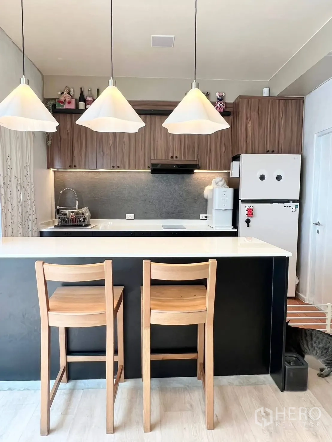 联排别墅 for rent in Bang Phli, Samut Prakan - 厨房中岛配三盏吊灯与两把木质吧椅。