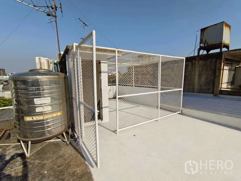 อาคารพาณิชย์ ให้เช่าในBang Na, Bangkok - ดาดฟ้าพร้อมแทงค์น้ำและพื้นที่ตาข่ายสำหรับใช้งาน