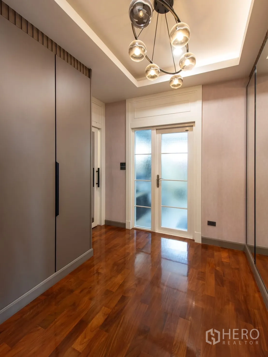 Detached House for sale in Bang Phli, Samut Prakan - Vestibule with modern chandelier, wardrobes and frosted glass doors.