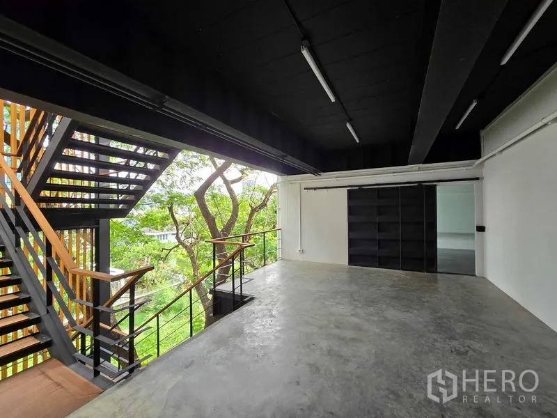 带办公室的家 出租在Chatuchak, Bangkok - 半开放工作区，推拉门、黑色天花与树梢景观。