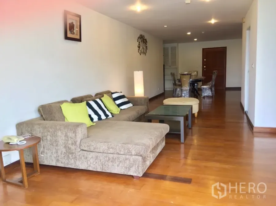 Condominium for rent or sale in Watthana, Bangkok - Spacious open-plan lounge and dining zone with hardwood floors and recessed lighting.