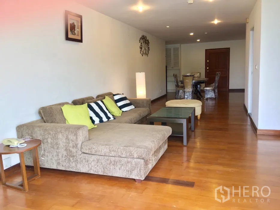 Condominium for rent or sale in Watthana, Bangkok - Spacious open-plan lounge and dining zone with hardwood floors and recessed lighting.