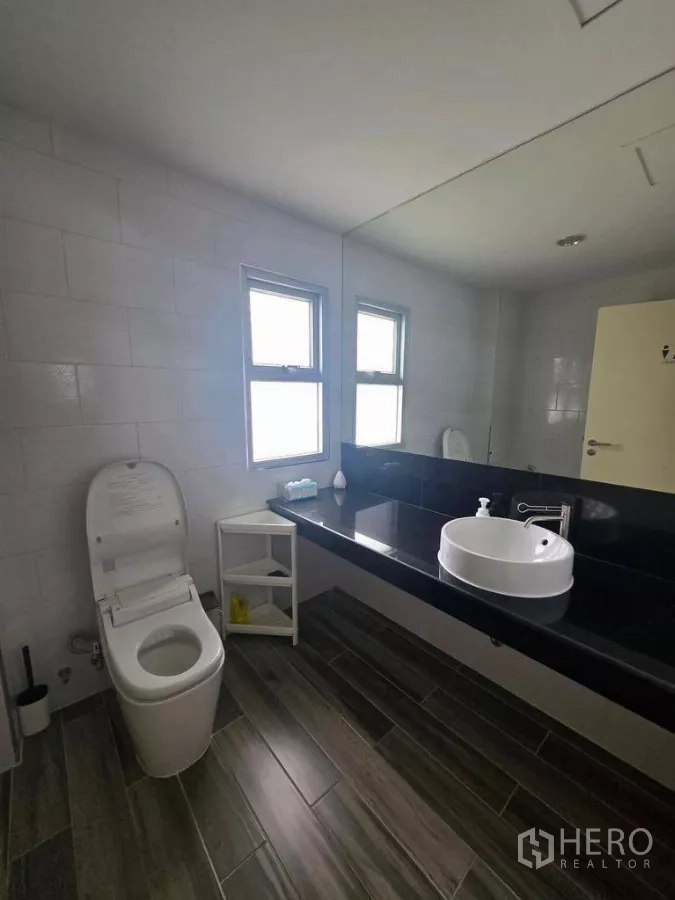 สำนักงาน ให้เช่าในPrawet, Bangkok - ห้องน้ำสะอาด กระจกบานใหญ่ อ่างล้างหน้าแบบวางบนเคาน์เตอร์ และช่องแสงจากหน้าต่าง