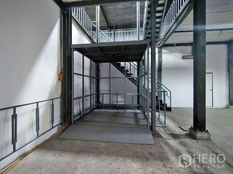 货栈 出租在Samut Sakhon - 货运升降平台与楼梯，方便楼层间货物转运。