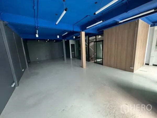 สำนักงาน ให้เช่าในWatthana, Bangkok - สำนักงาน 90 ตร.ม. ไฟเส้น LED เสาโครงสร้าง และผังพื้นที่เปิดโล่งปรับใช้ได้หลากหลาย