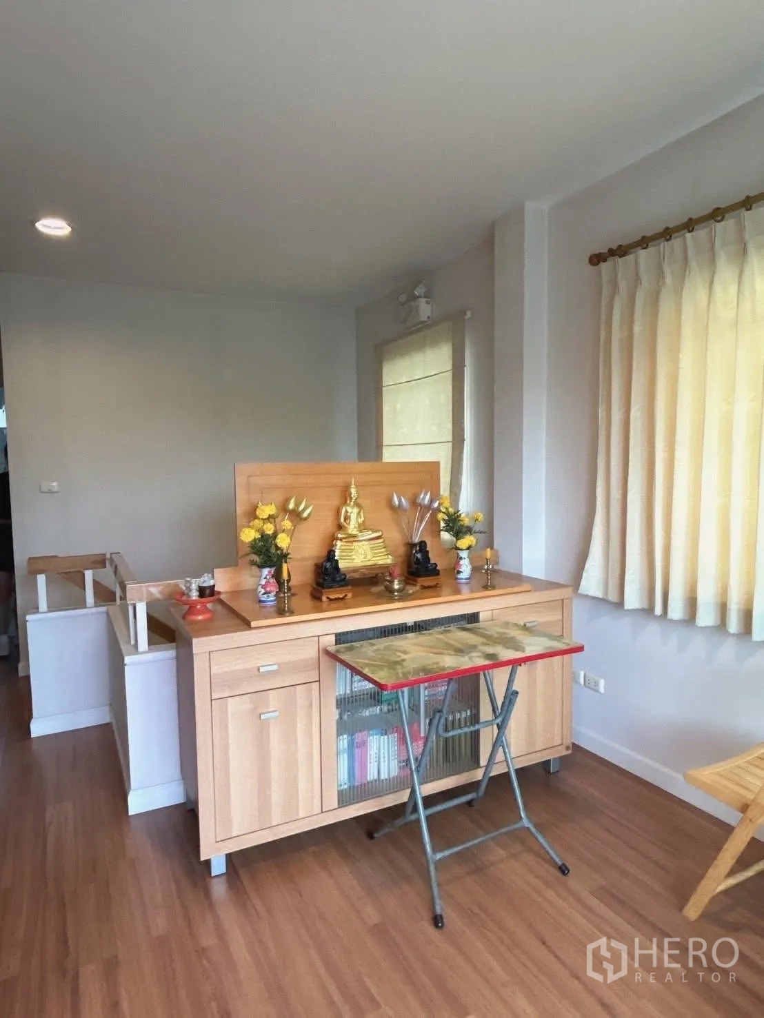 บ้าน ขายในBang Kapi, Bangkok - โถงบันไดชั้นบนพร้อมตู้บิวท์อินใช้เป็นมุมสวดมนต์หรือทำงาน