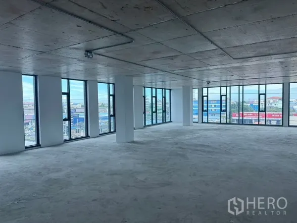 สำนักงาน ให้เช่าในBang Phli, Samut Prakan - มุมออฟฟิศกระจกเข้ามุม พาโนรามาวิวเมืองและแสงธรรมชาติ