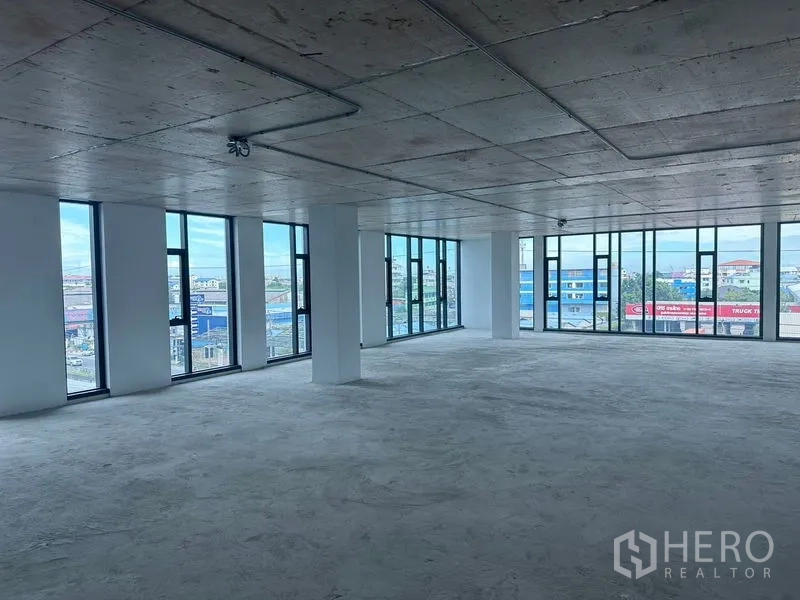 สำนักงาน ให้เช่าในBang Phli, Samut Prakan - มุมออฟฟิศกระจกเข้ามุม พาโนรามาวิวเมืองและแสงธรรมชาติ